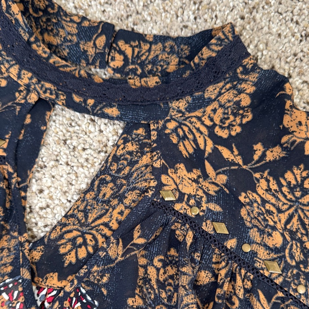 Knox Rose Navy and Beige Patterned Blouse - Picture 3 of 16